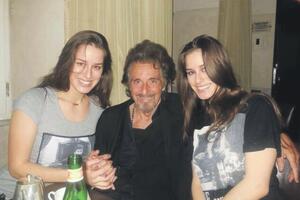 Sestre Knežević uslikane sa Al Paćinom