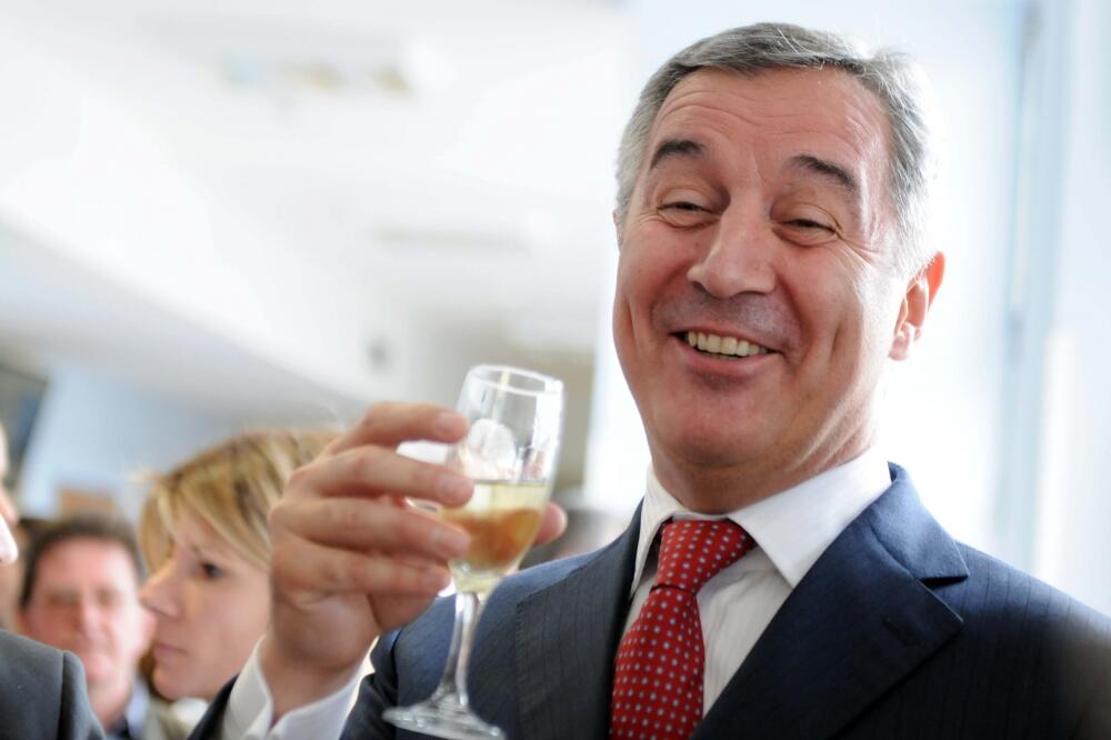 Milo Đukanović, šampanjac, Foto: Boris Pejović