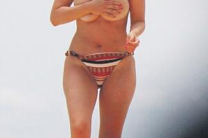 Keli Bruk uhvatili na plaži u toplesu