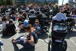 Javno dojenje beba ispred Gradske kuće u Kopenhagenu