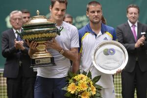 Federer podigao pehar u Haleu