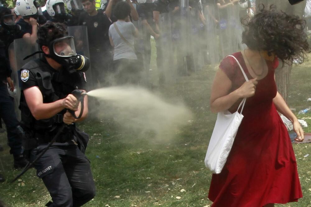 Žena u crvenoj haljini, protesti u Istanbulu, Foto: Reuters