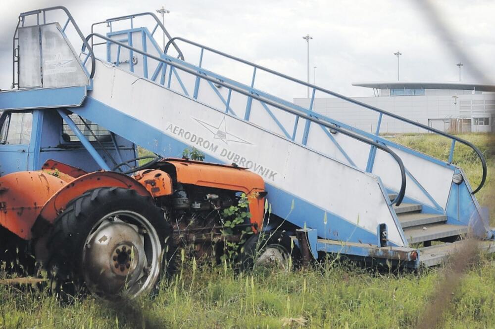 Aerodrom Golubovci, stepenice, Dubrovnik, Foto: Luka Zeković