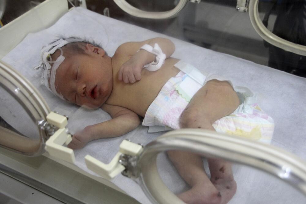 beba, Kina, cijev, Foto: Rojters