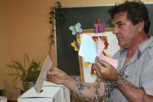 Kninski preduzetnik glasao okovan u lance