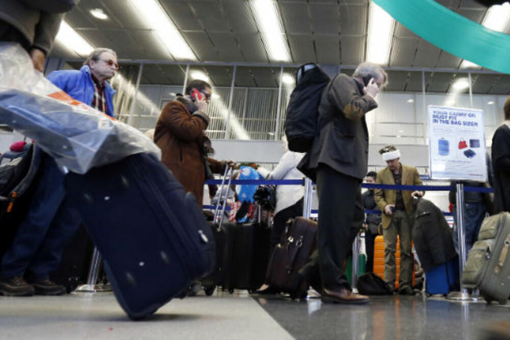 turisti na aerodromu, Foto: BetaAP