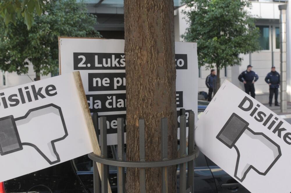 MANS, performans, Igor Lukšić, strujni udar, Foto: Savo Prelević