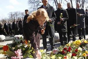 Tadić na Đinđićevom grobu: Devet godina od ubistva