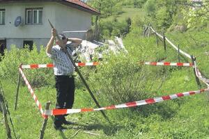 Zamalo nije propala u rupu: Pukotina progutala motiku