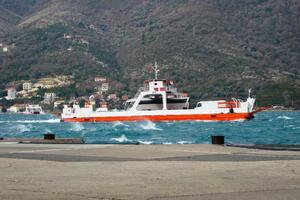 Cijene prevoza trajektom Kamenari-Lepetani  veće 50 centi do euro