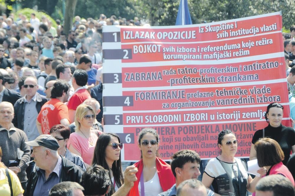 Otpor diktatorskom režimu, Protest 20. april, Foto: Boris Pejović
