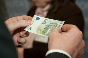 Pojedini prodavci odbijaju nove novčanice od 5 eura