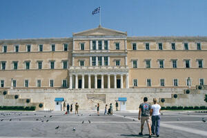 Hiljade grčkih državnih službenika ostaće bez posla