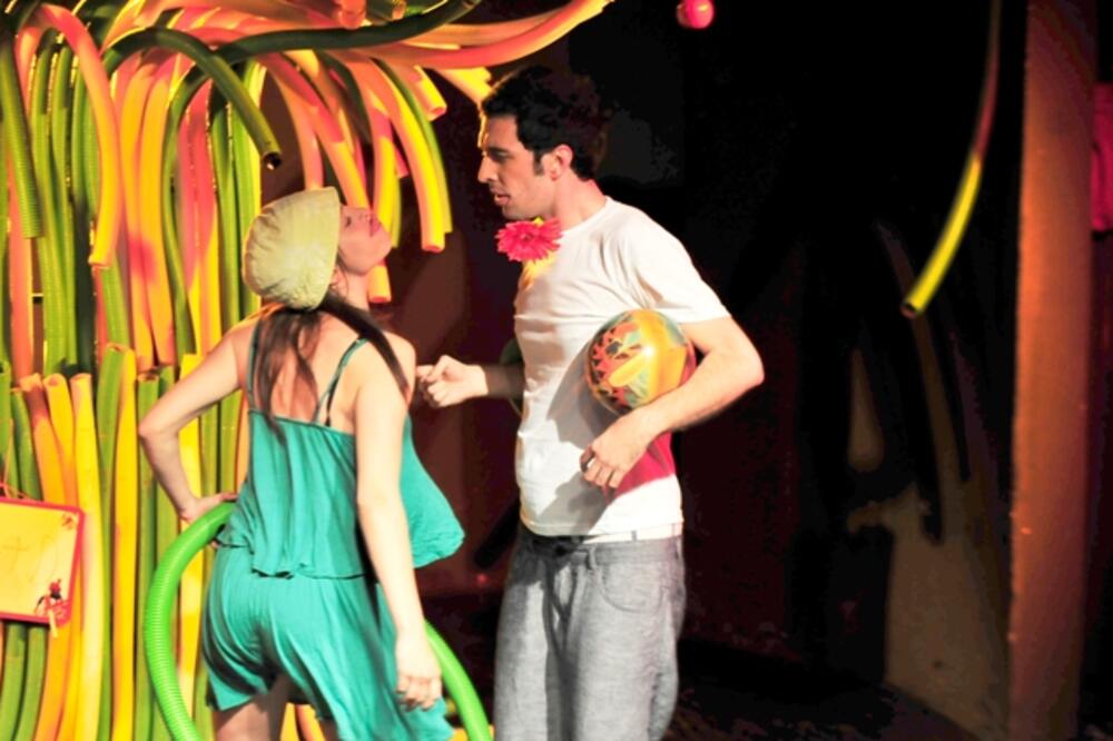 Dobro drvo, Mišo Obradović, Julija Milačić, Foto: Pgpozorište.me