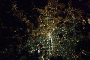 Istočni i zapadni Berlin - različita rasvjeta vidljiva iz svemira