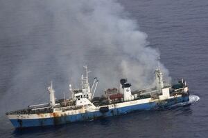 Spašena posada kineskog broda u plamenu
