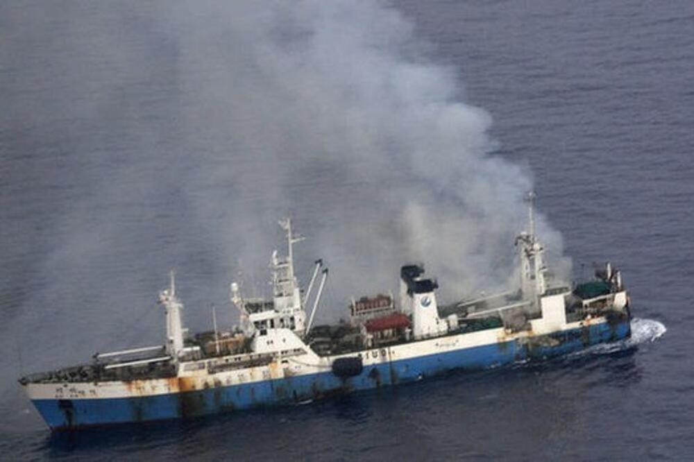 Kineski brod u plamenu, Foto: AP