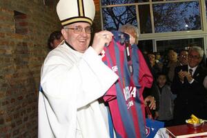 Papa Franjo primio Mesijev dres