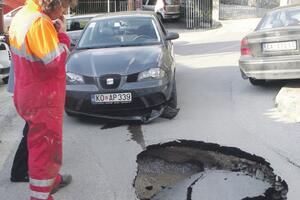 Kotor: Automobil propao u veliku rupu