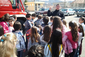 Cetinjski vatrogasci posjetili osnovce