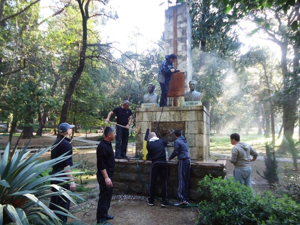 Čišćenje spomenika Tivat
