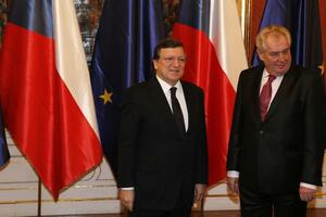 Klausovi euroskeptici izviždali zastavu EU u Pragu