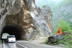 Putevi mokri i klizavi, mogući i sitniji odroni