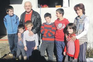 Šesnaestočlana porodica iz Rožaja živi od 300 eura u 30 kvadrata...