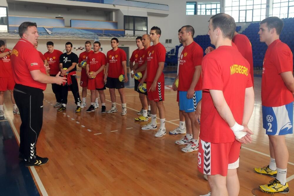 Kastratović i rukometaši Crne Gore, Foto: Zoran Đurić