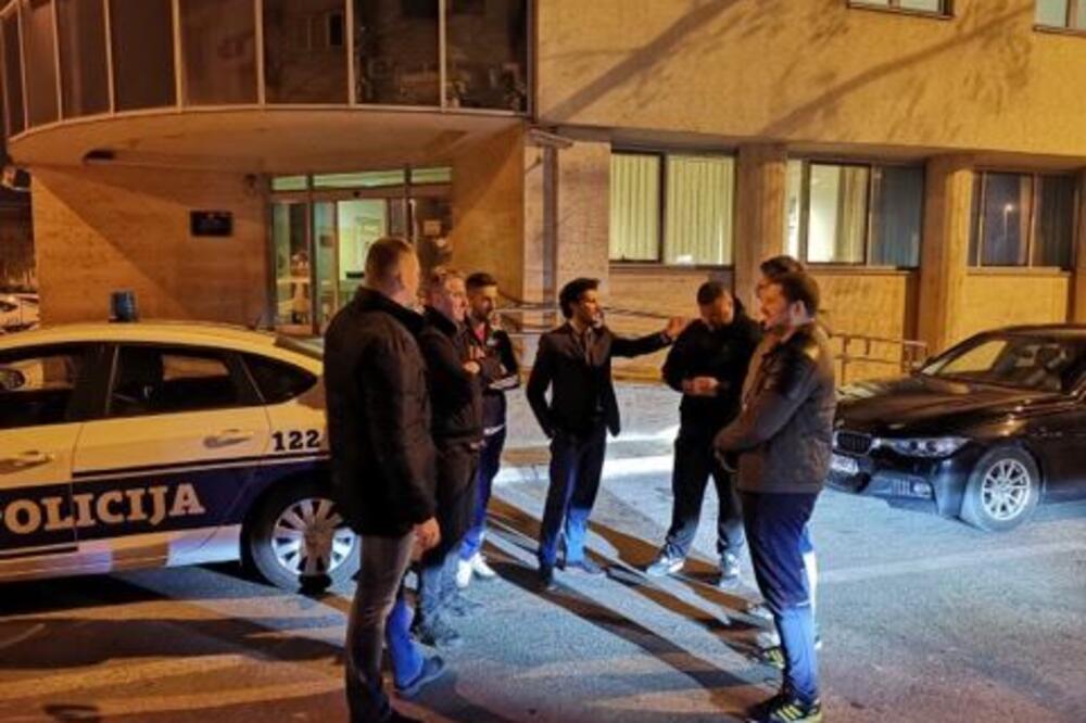 Funkcioneri GP URA večeras ispred policije u Podgorici, Foto: GP URA