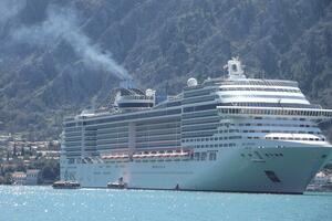 Kruzer "Divina" uplovio u Kotor