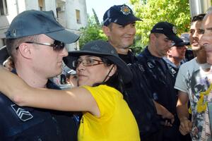 Ćalović zagrljajem i poljupcem onesposobila policajca