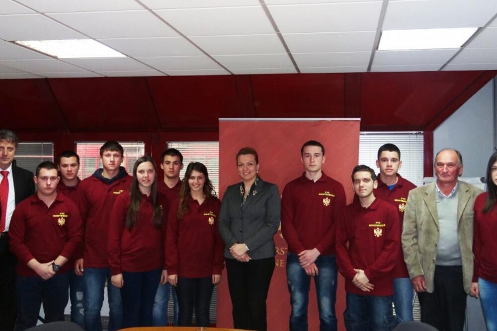 Sanja Vlahović, takmičari robotika, Foto: Gov.me