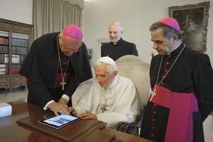 Novi papa odmah reaktivirao Tviter nalog