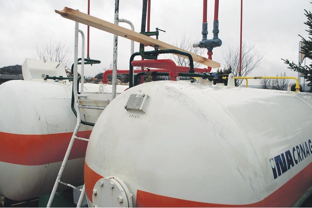 Curenje plina, Žitan petrol, Foto: Ivan Petrušić