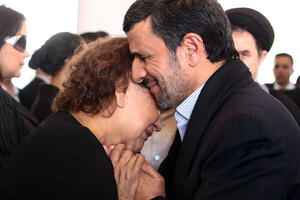Ahmadinedžad razljutio vjerske vođe jer je zagrlio majku pokojnog...