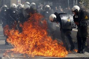 Atina: Grupa ljudi napala policijsku stanicu
