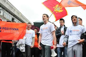Mladi Pozitivne pjevali himnu ispred DPS-a: Nijesmo polucrnogorci
