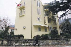 Perković na balkonu spornog stana istakao zastavu SFRJ
