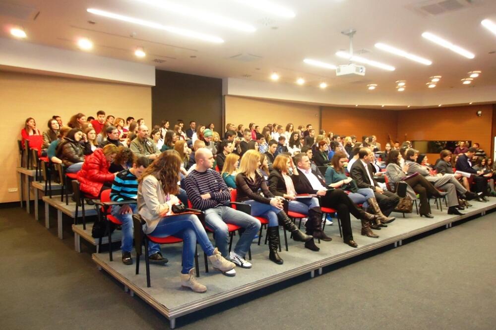 Tivat, mladi debateri, Foto: Siniša Luković