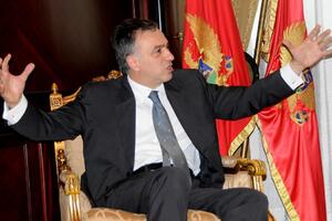 Slogan DPS-a: "Naprijed - Filip Vujanović"