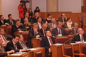 Opet se krše Poslovnik i Ustav: Ni SNP nije mogao da predstavi...