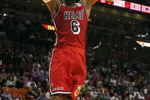 Lebron se poigrava i obara rekorde