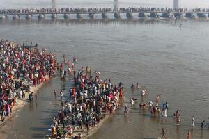 Milioni Hindusa "oprali" grijehe u rijeci Gang
