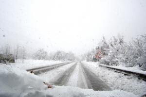Saobraćaj na nekim putevima u prekidu zbog snijega