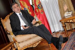 Upravni sud odlučio: Vujanović mora reći koga je pomilovao