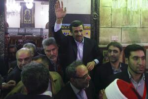 Ahmadinedžad gađan cipelom u Kairu