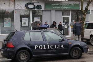 Maskirani napadač uz prijetnju pištoljem odnio 3.000 eura iz CKB...