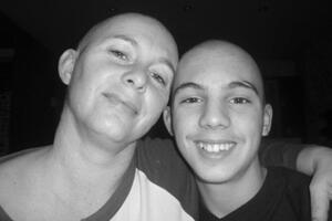 Dirljiv čin tinejdžera: Obrijao glavu u znak podrške bolesnoj majci