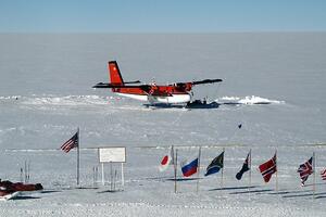 Tijela poginulih u padu aviona ostaju u ledu Antarktika do oktobra
